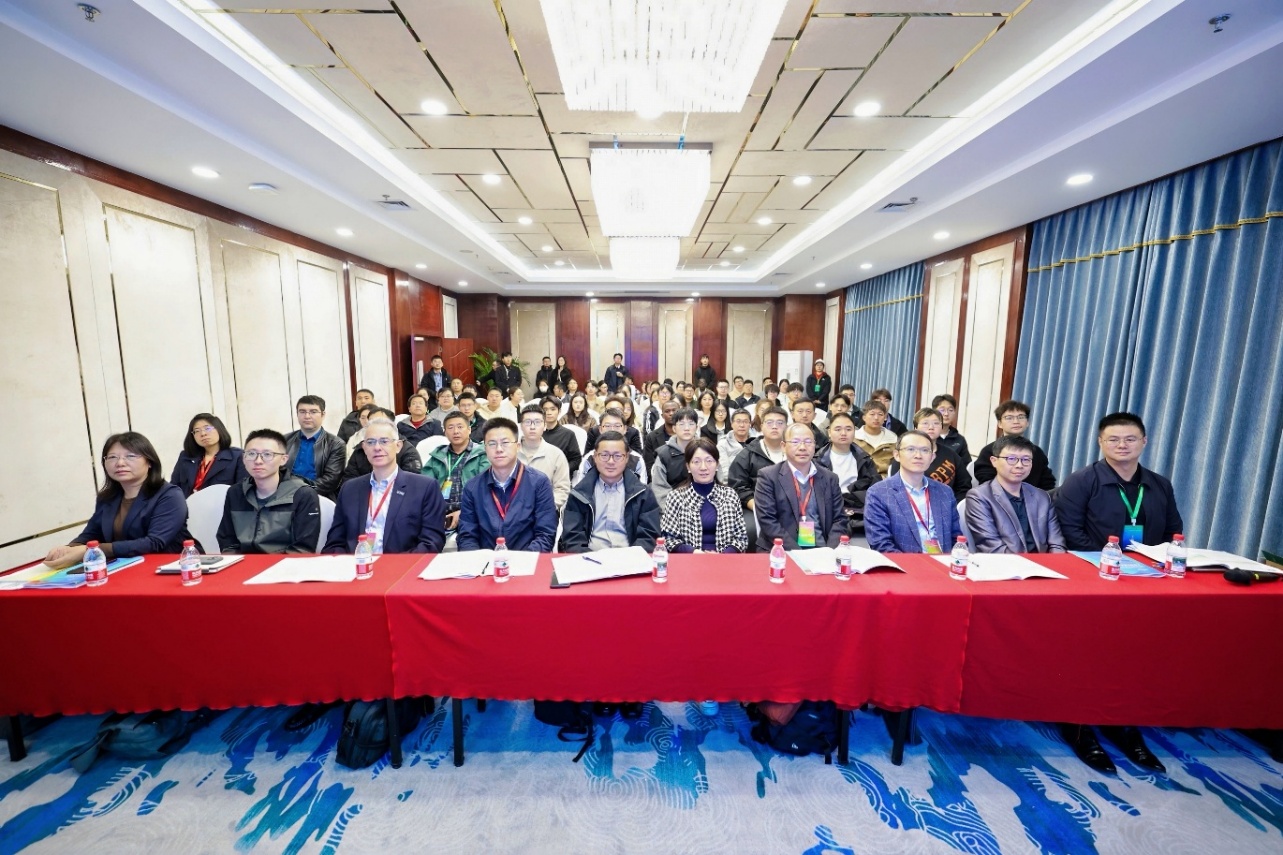 图片包含 室内, 天花板, 桌子, 建筑 AI 生成的内容可能不正确。